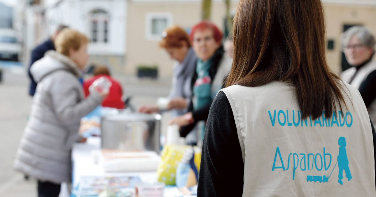 noia voluntaria ajudant a families aspanob