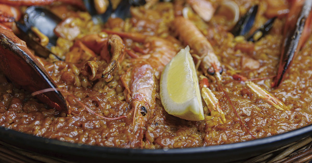 paella en restaurante en la playa