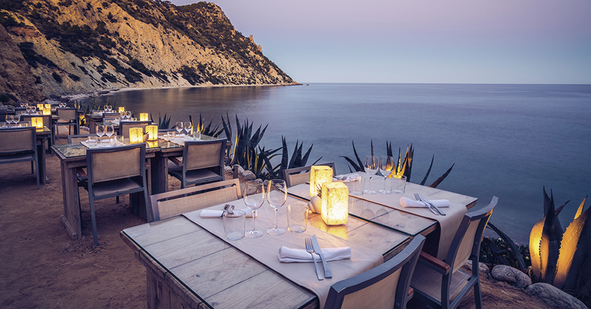 terraza de amante ibiza al anochecer